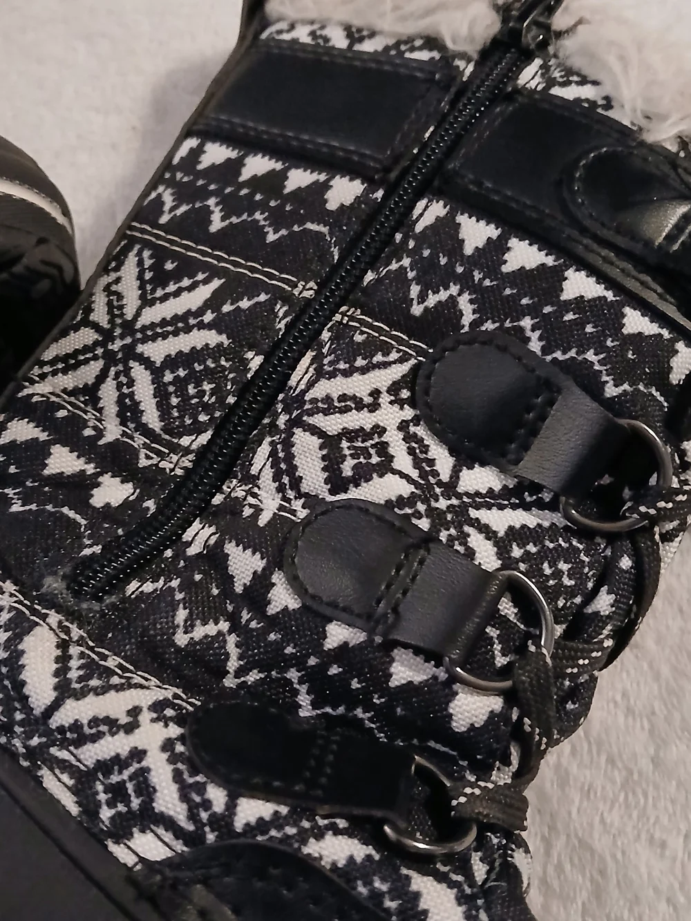 Wonder Nation 3M Thinsulate Black & White Patterned Girls Winter Boots, Size 1